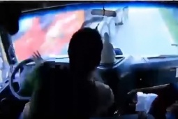 Tin tức trong ngày - Video: Thót tim cảnh xe tải 'gây họa' vì không làm chủ tốc độ khi đổ đèo