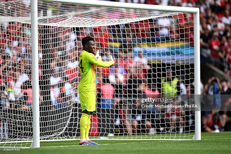 Onana lại có pha bắt penalty theo kiểu trêu ngươi