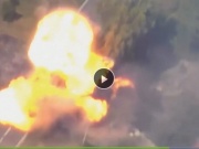 Thế giới - Video: Xe tăng hạng nặng Ukraine phát nổ dữ dội ở vùng Kursk