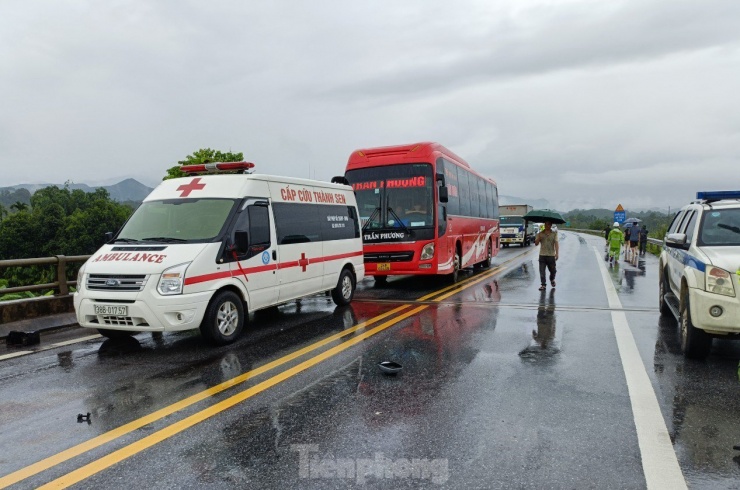 Tai nạn thương tâm trên cao tốc Nội Bài - Lào Cai: 2 người tử vong