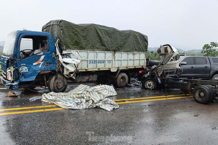 Tại hiện trường, 3 xe ô tô hư hỏng, nằm chắn giữa đường khiến giao thông gặp khó khăn. Hai chiều đường cao tốc Nội Bài - Lào Cai ách tắc cục bộ.