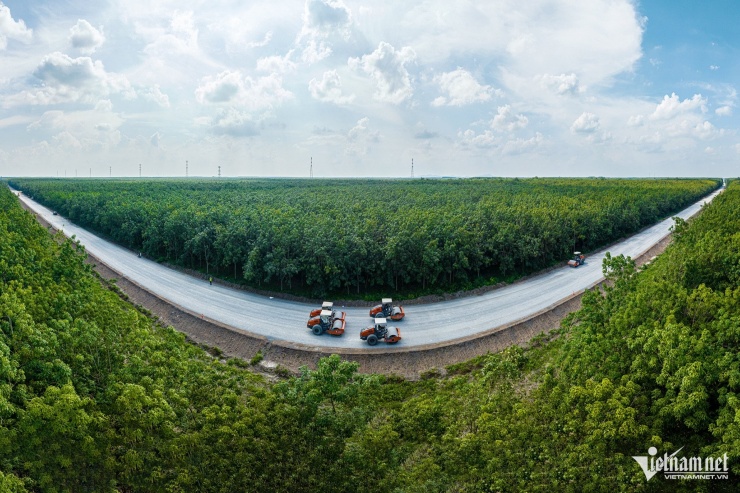 Dự án xây dựng đường Hồ Chí Minh đoạn Chơn Thành - Đức Hòa có tổng vốn đầu tư gần 2.300 tỷ đồng, đi qua các 4 tỉnh thuộc vùng kinh tế trọng điểm phía Nam: Bình Phước, Bình Dương, Tây Ninh và Long An.