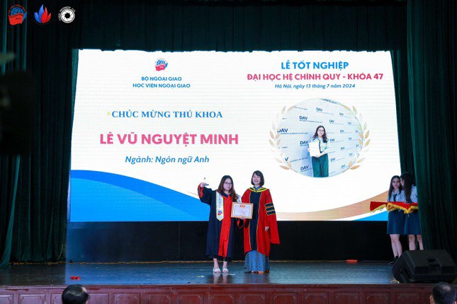 Lê Vũ Nguyệt Minh là Thủ khoa đầu ra ngành ngôn ngữ Anh, Học viện Ngoại giao khóa 47.