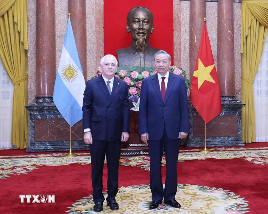 Tổng Bí thư, Chủ tịch nước Tô Lâm và Đại sứ Argentina tại Việt Nam Marcos Antonio Bednarski chụp ảnh chung. Ảnh: TTXVN