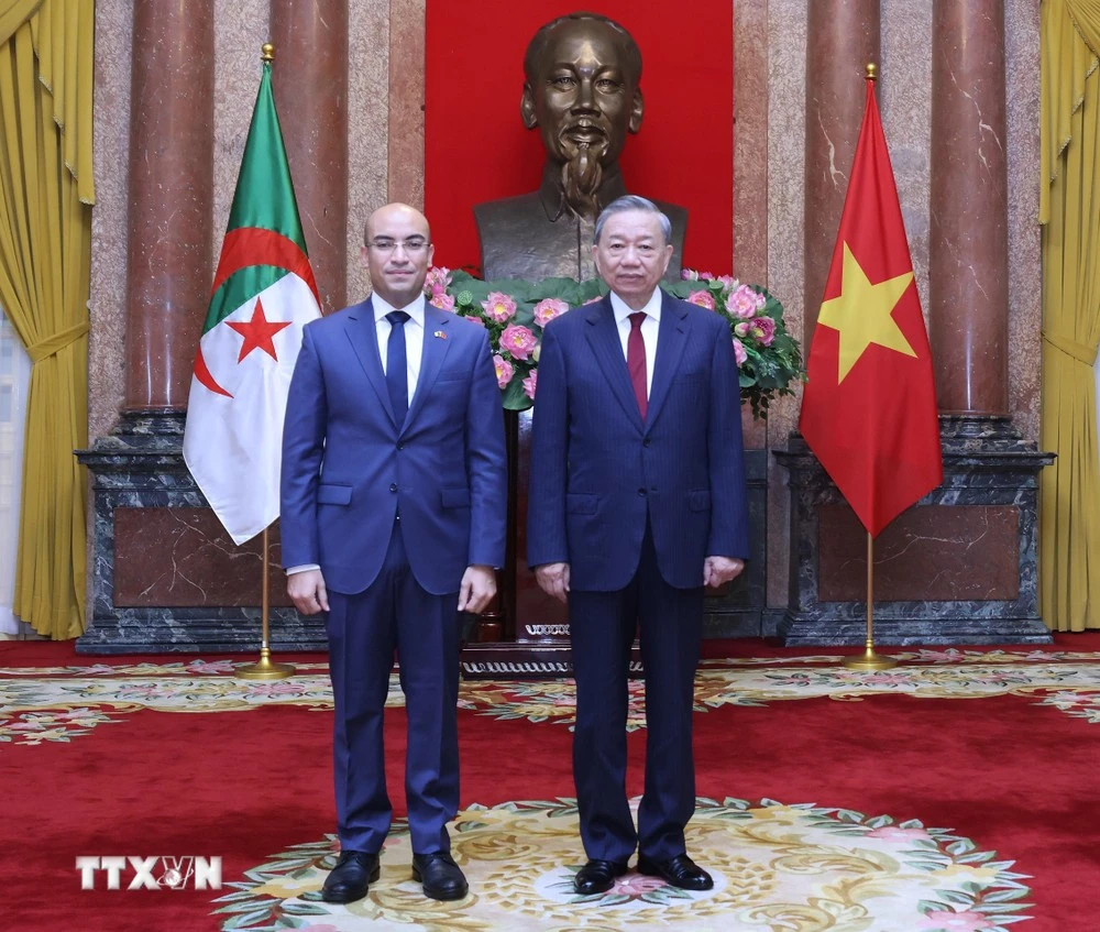 Tổng Bí thư, Chủ tịch nước Tô Lâm và Đại sứ Algeria tại Việt Nam Sofiane Chaib chụp ảnh chung. Ảnh: TTXVN