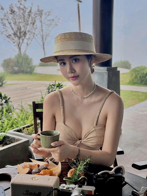 Mỗi lần xuất hiện, Phan Minh Huyền đều khiến khán giả yêu mến bởi nhan sắc ngọt ngào lẫn làn da trắng hồng khỏe mạnh.
