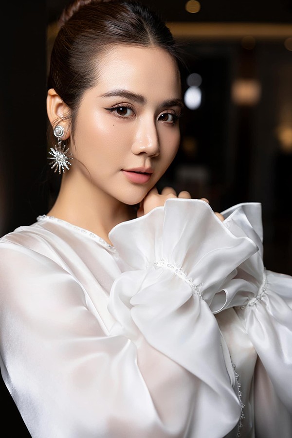 Hàng ngày, để giữ da đẹp, cô uống nhiều nước, ăn nhiều trái cây, thực phẩm lành mạnh, ăn nhiều rau xanh, chất xơ, bổ sung vitamin cho cơ thể hàng ngày và collagen cho da theo định kỳ.