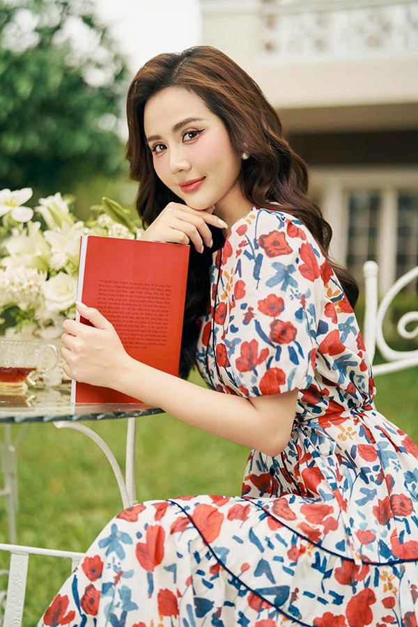 Hàng ngày, chu trình chăm sóc da của Phan Minh Huyền cũng thực hiện nghiêm túc. Những dưỡng chất cần thiết để cấp ẩm, làm trắng da qua các hãng mỹ phẩm uy tín đều được người đẹp sử dụng hiệu quả.