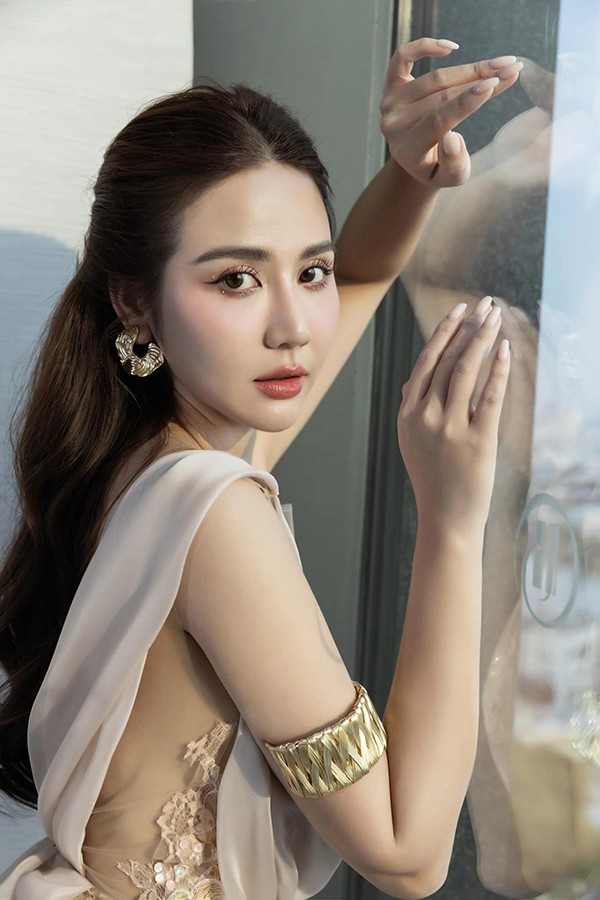 Nhờ quá trình chăm sóc da từ trong ra ngoài nên làn da ở tuổi 34 của Phan Minh Huyền luôn săn chắc khỏe mạnh.