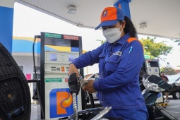 Giá xăng dầu hôm nay 12/8: Đồng loạt đi lên