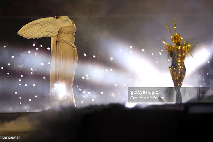 Olympic 2024 bế mạc: Tom Cruise nhảy từ độ cao 42m trao cờ Olympic, bầu trời rực rỡ sắc màu - 9