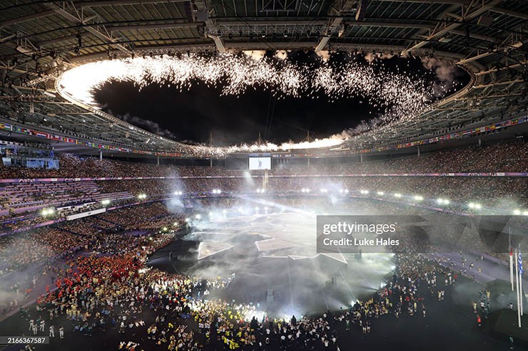 Olympic 2024 bế mạc: Tom Cruise nhảy từ độ cao 42m trao cờ Olympic, bầu trời rực rỡ sắc màu - 7