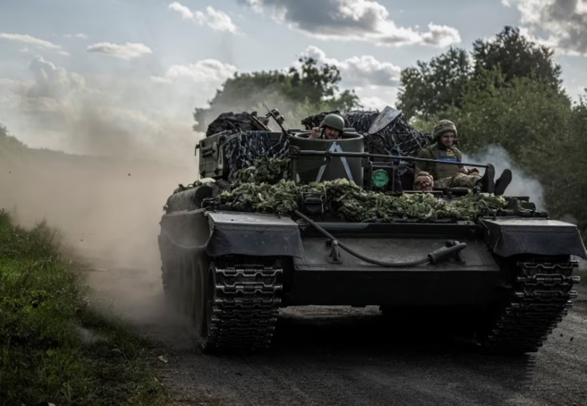 Lực lượng Ukraine tập trung ở vùng Sumy trước khi tiến vào lãnh thổ Nga (ảnh: Reuters)