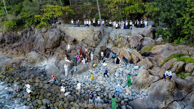 Cách trung tâm TP. Quy Nhơn khoảng 2km, bãi tắm Hoàng Hậu nằm trong khu du lịch Ghềnh Ráng - Tiên Sa, thời gian qua thu hút rất đông khách du lịch. Điểm đến không thu phí tham quan, khách chỉ trả tiền gửi xe hoặc dịch vụ ăn uống trong khuôn viên khu du lịch. Ảnh: Trương Định.