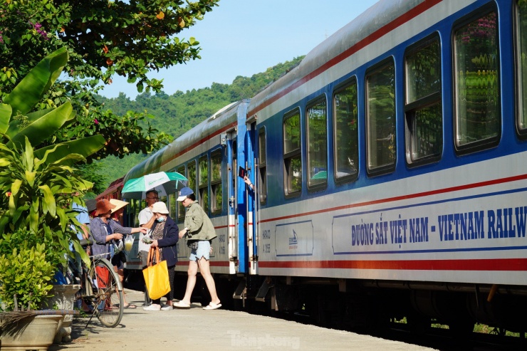 Ngày càng nhiều du khách chọn đi tàu để trải nghiệm. Ảnh: Thanh Hiền.