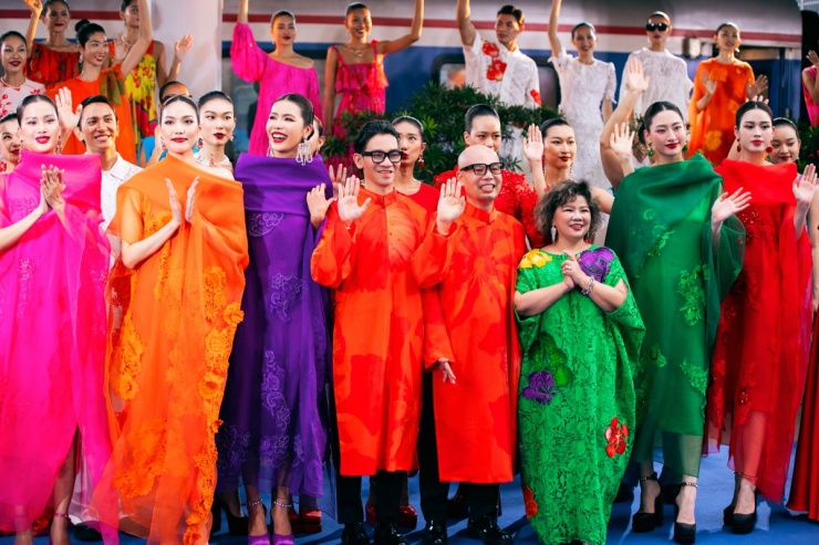 Lương Thùy Linh, Đỗ Thị Hà &#39;hóa&#39; song sinh catwalk ở ga Sài Gòn - 12