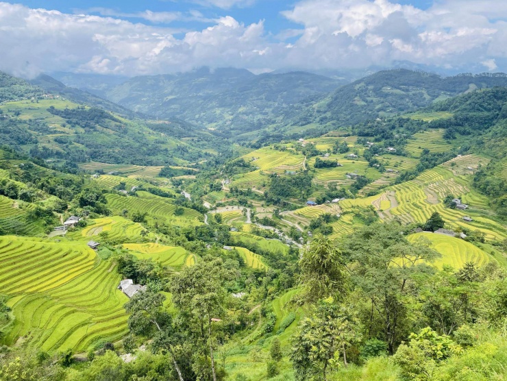 Hoàng Su Phì kỳ vĩ và bình yên trong mùa lúa… chưa chín. Ảnh Hoàng Trà Giang.