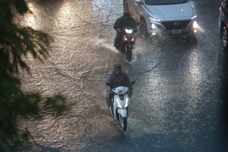 Mưa trắng trời, đường thành 'sông', người Hà Nội chật vật 'vượt' ùn tắc về nhà - 2