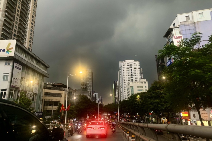 Mưa trắng trời, đường thành 'sông', người Hà Nội chật vật 'vượt' ùn tắc về nhà - 1