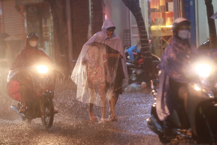 Mưa trắng trời, đường thành &#39;sông&#39;, người Hà Nội chật vật &#39;vượt&#39; ùn tắc về nhà - 10