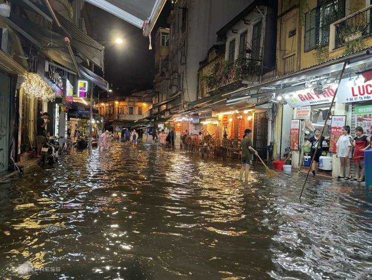 Mưa lớn nhấn chìm trung tâm Hà Nội, gây ngập úng nghiêm trọng