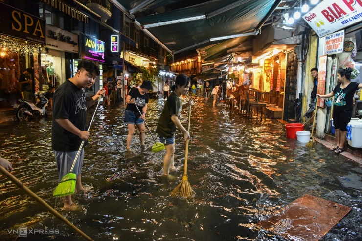 Mưa lớn nhấn chìm trung tâm Hà Nội, gây ngập úng nghiêm trọng