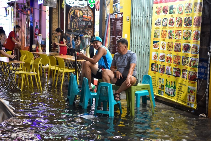 Mưa lớn nhấn chìm phố cổ Hà Nội, gây ngập lụt nghiêm trọng