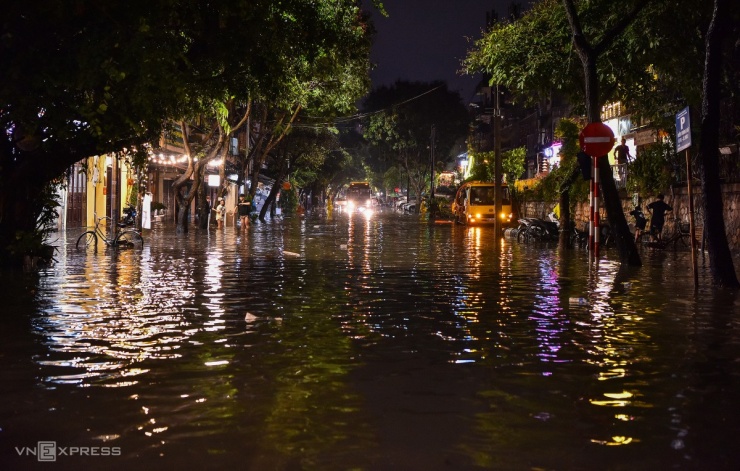 Mưa lớn nhấn chìm phố cổ Hà Nội, gây ngập lụt nghiêm trọng