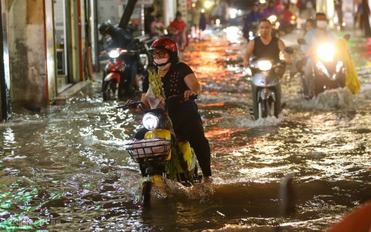 Mưa lớn nhấn chìm phố cổ Hà Nội, gây ngập lụt nghiêm trọng