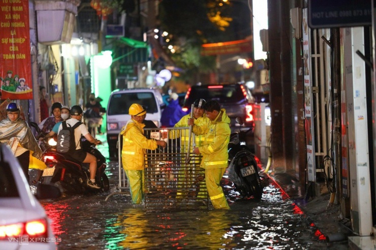 Mưa lớn nhấn chìm trung tâm Hà Nội, gây ngập úng nghiêm trọng