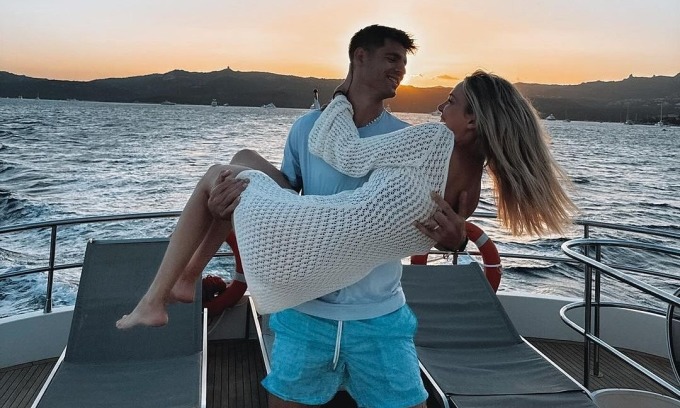 Morata và Campello tình tứ trong lần đi nghỉ hè cùng nhau tại Sardinia, Italy hồi cuối tháng 7. Ảnh: Instagram / Alvaro Morata