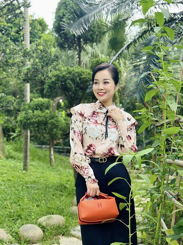 Sau đó cô bước chân vào truyền hình với vai diễn Vàng Anh trong "Nhật ký Vàng Anh". Nhờ thành công của bộ phim này, Minh Hương đã tiến xa hơn với nghề diễn qua hàng loạt bộ phim: Lời ru mùa đông, Cuộc đời của Yến, Tình yêu không hẹn trước, Zippo, mù tạt và em, 11 tháng 5 ngày...
