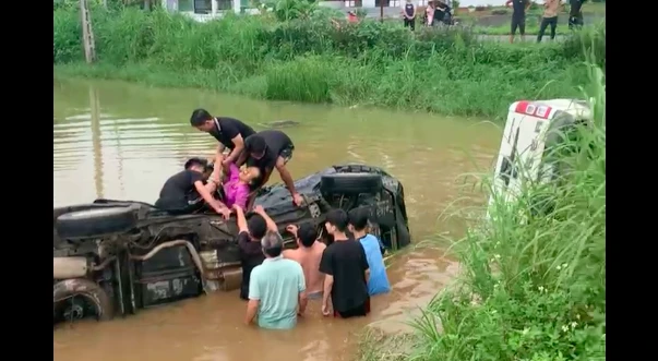 Hai xe ô tô va chạm rồi lật xuống ao, người dân giải cứu nạn nhân