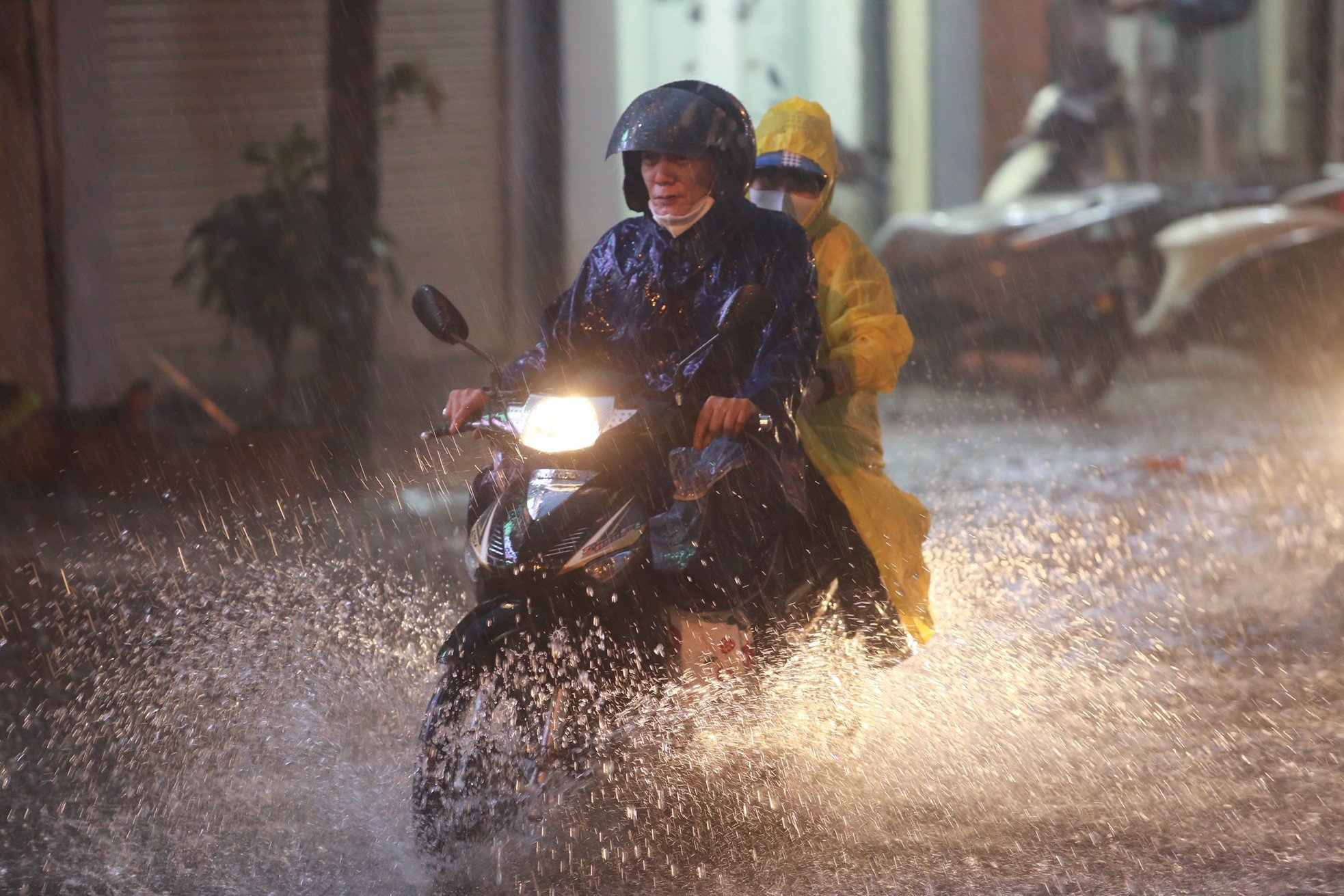 Mưa trắng trời, đường thành &#39;sông&#39;, người Hà Nội chật vật &#39;vượt&#39; ùn tắc về nhà - 5