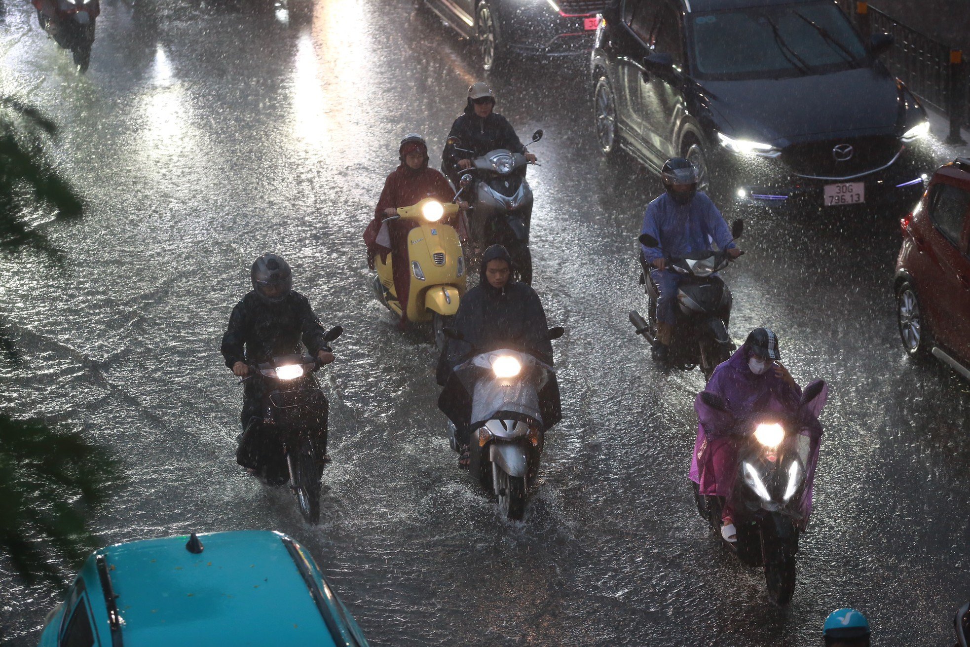 Hà Nội chìm trong cơn mưa lớn, giao thông tê liệt