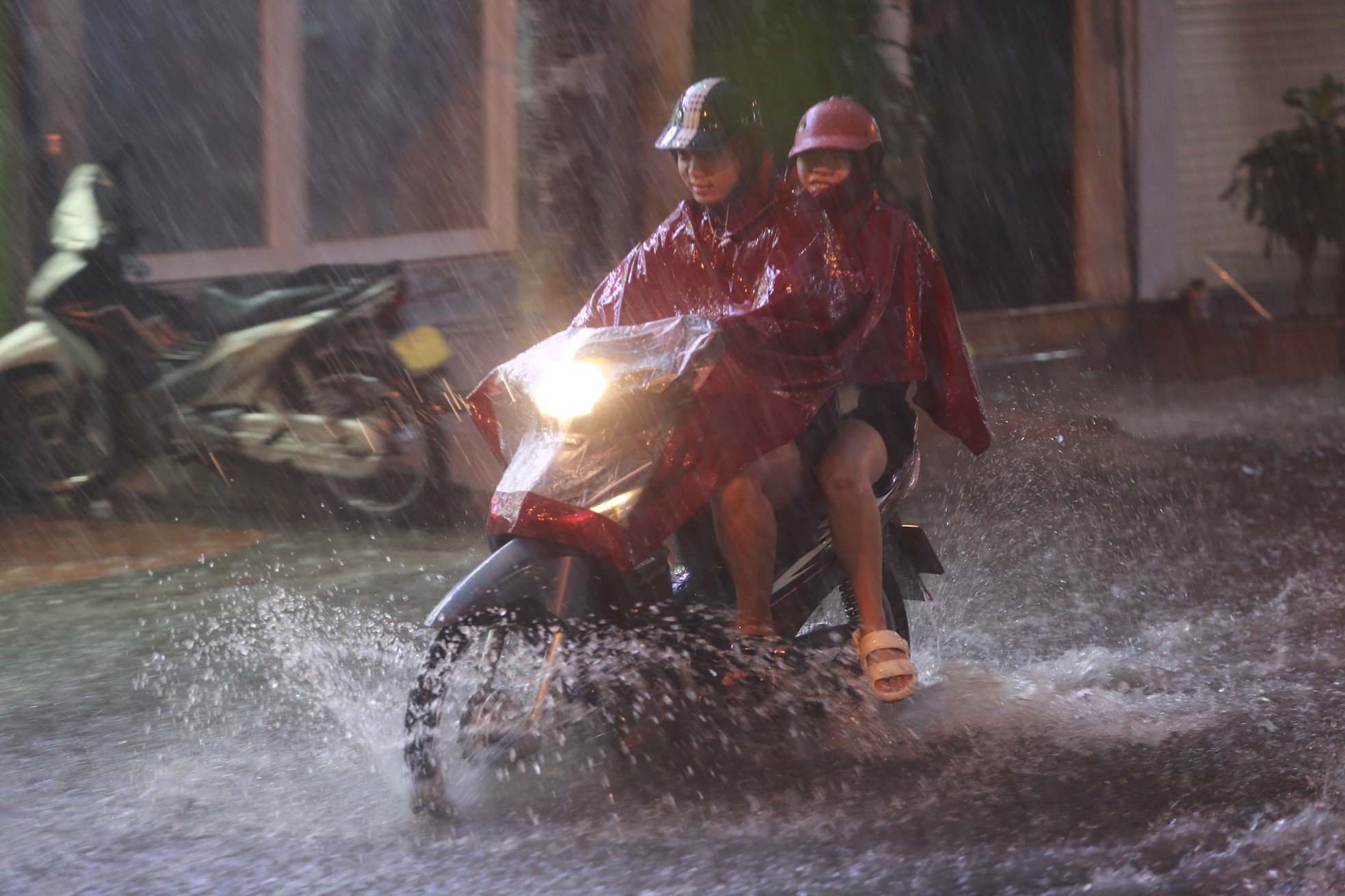 Mưa trắng trời, đường thành &#39;sông&#39;, người Hà Nội chật vật &#39;vượt&#39; ùn tắc về nhà - 7