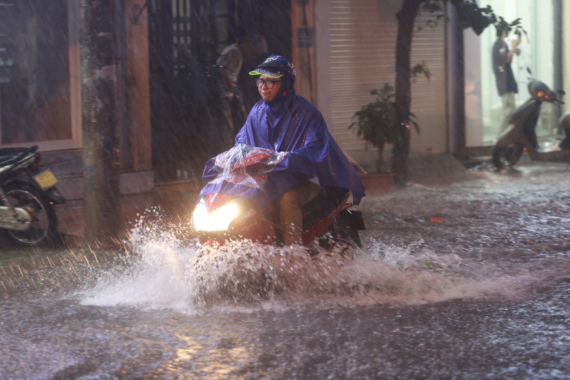 Mưa trắng trời, đường thành &#39;sông&#39;, người Hà Nội chật vật &#39;vượt&#39; ùn tắc về nhà - 8