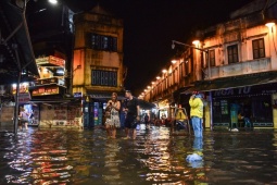 Mưa lớn nhấn chìm phố cổ Hà Nội, gây ngập lụt nghiêm trọng