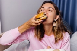 Làm đẹp - Ba tác hại khi ăn quá nhanh