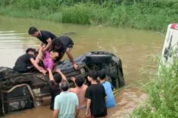 Tin tức trong ngày - Sau tông nhau, 2 xe ô tô lật xuống ao, người dân phá cửa đưa người đi cấp cứu