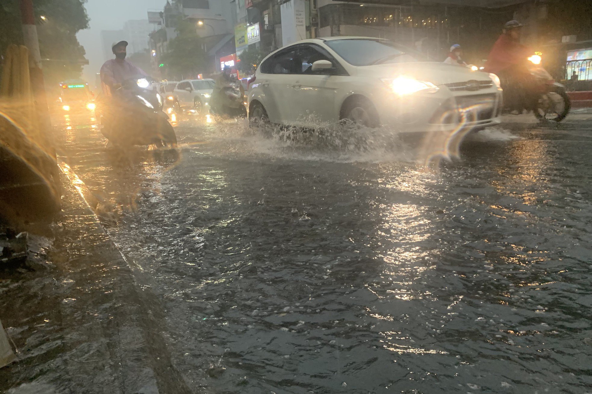 Hà Nội chìm trong 