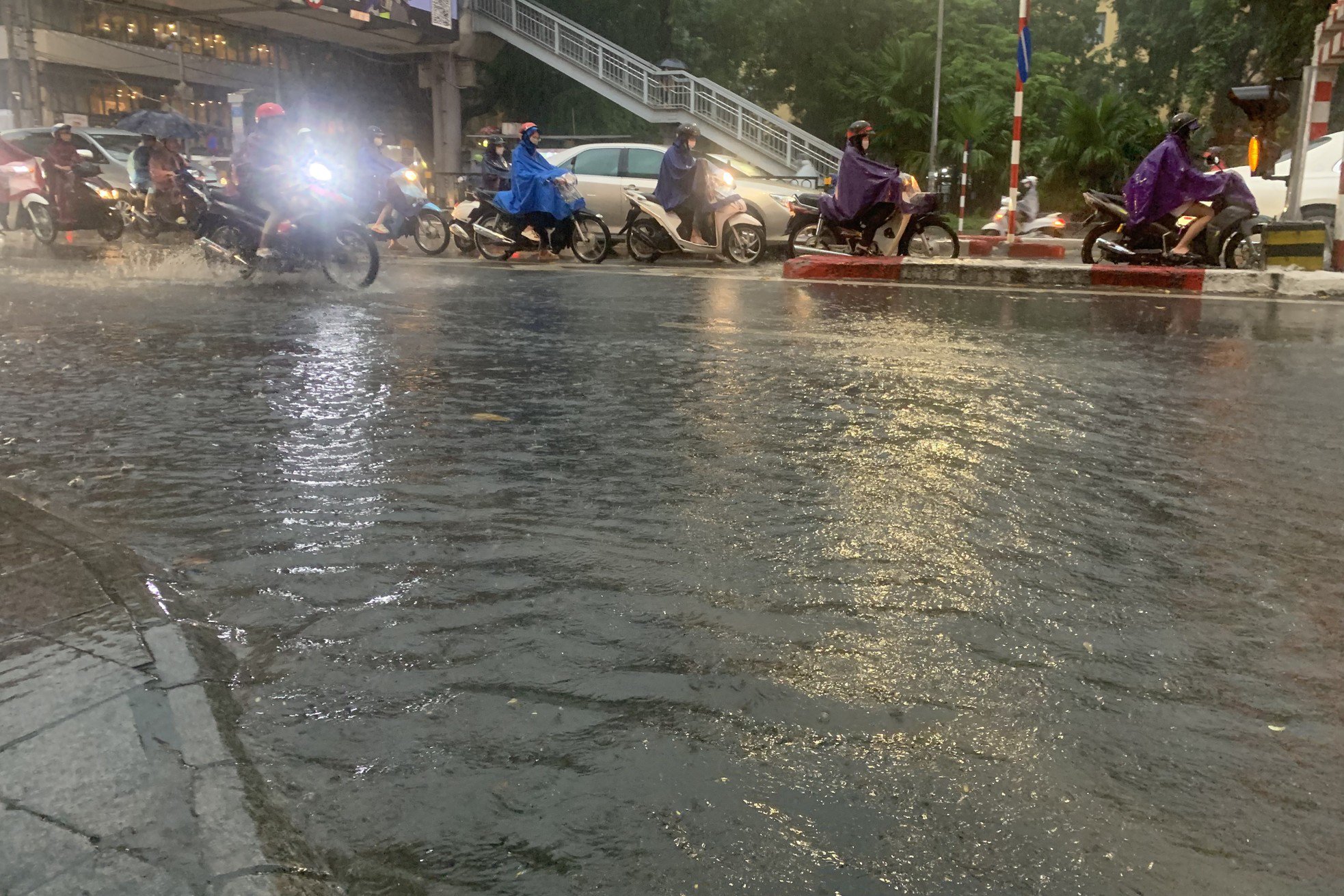 Mưa trắng trời, đường thành &#39;sông&#39;, người Hà Nội chật vật &#39;vượt&#39; ùn tắc về nhà - 5