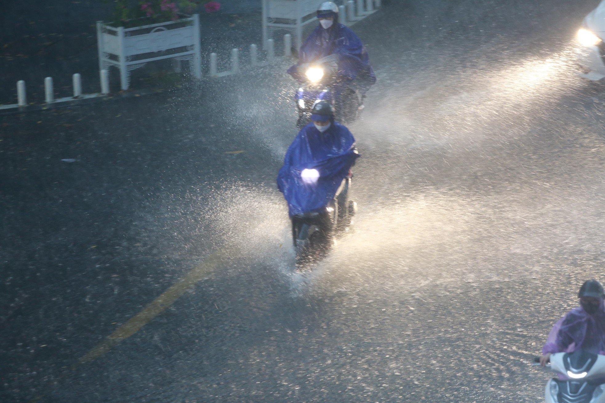 Hà Nội chìm trong cơn mưa lớn, giao thông tê liệt