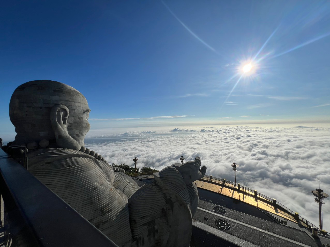 Mây phủ kín đỉnh núi, “nóc nhà Nam bộ” không hổ danh miền tiên cảnh - 5