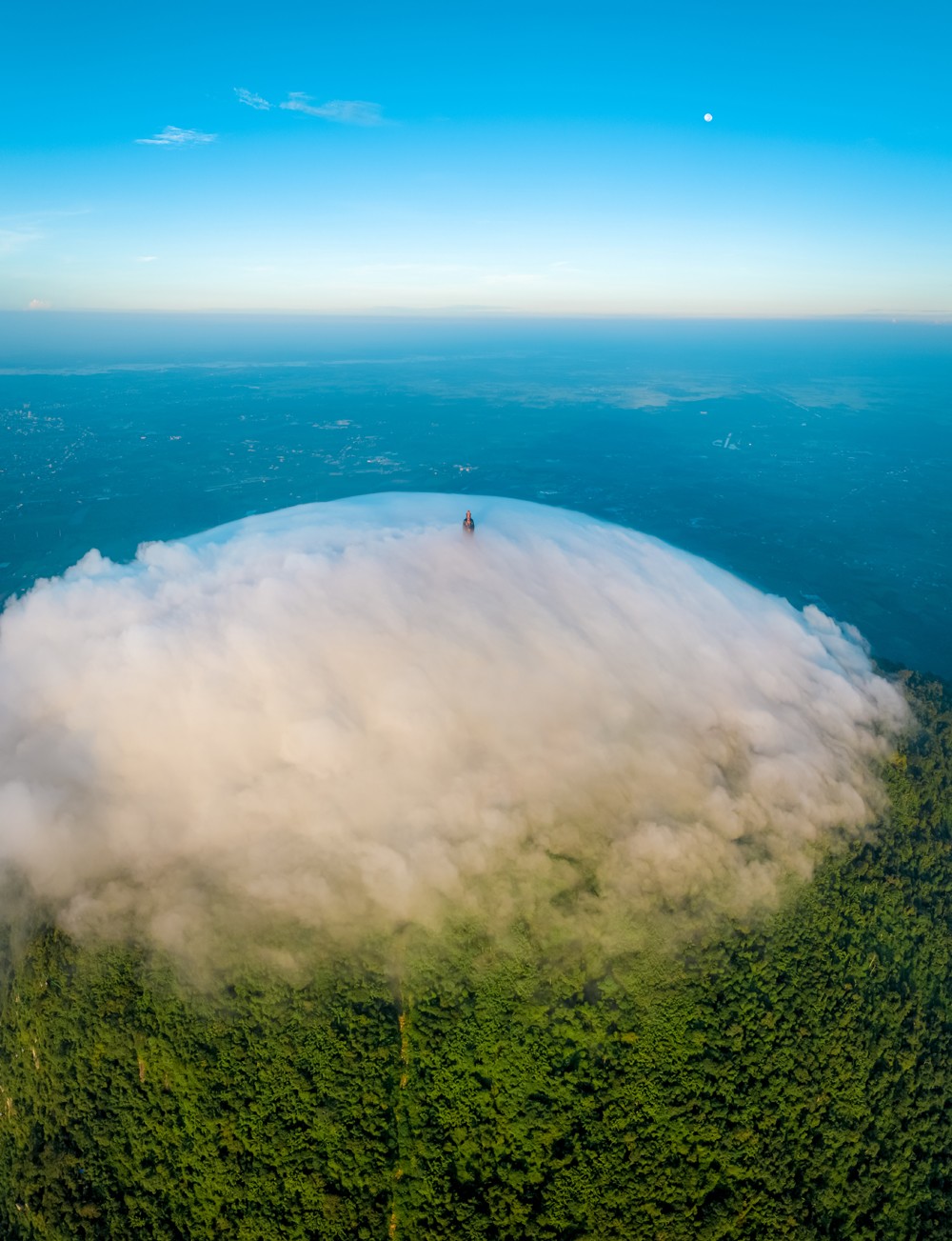 Mây phủ kín đỉnh núi, “nóc nhà Nam bộ” không hổ danh miền tiên cảnh - 4