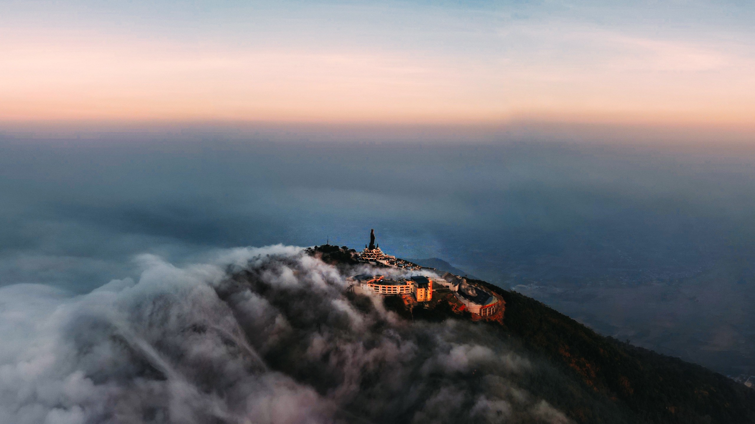 Mây phủ kín đỉnh núi, “nóc nhà Nam bộ” không hổ danh miền tiên cảnh - 11