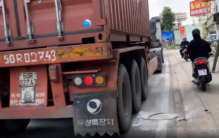 Xe container chạy lấn vào làn xe hai bánh trên đường Mỹ Phước - Tân Vạn qua TP Thuận An vào sáng 13/8. Ảnh: T.T