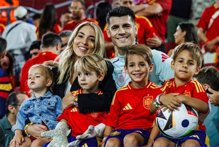 Đôi uyên ương cùng các con quây quần trên khán đài Euro 2024. Luôn xuất hiện với hình ảnh hạnh phúc nên khi Morata và Campello thông báo đường ai nấy đi hôm 11/8, các fan đều sốc. Cả hai chia sẻ đây là quyết định khó khăn và đau đớn, đồng thời bác bỏ tin đồn liên quan tới người thứ ba khiến hôn nhân đổ vỡ. Cặp sao nói họ chia tay sau những hiểu lầm liên tiếp tích tụ. Morata và mẹ của các con anh vẫn dành sự tôn trọng lớn cho nhau, giữ nguyên những hình ảnh thời còn mặn nồng trên trang cá nhân.