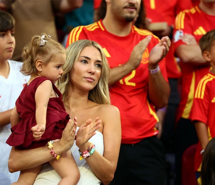 Vợ con Morata tới Pháp cổ vũ anh và tuyển Tây Ban Nha tại Euro 2024. Khi tiền đạo sinh năm 1992 hứng chịu nhiều chỉ trích trước thềm giải đấu, Alice Campello đều lên tiếng bảo vệ anh. Trong kỳ nghỉ hè cuối tháng 7, đôi uyên ương đăng ảnh ôm hôn nhau và người đẹp nói anh là tình yêu của cuộc đời cô.