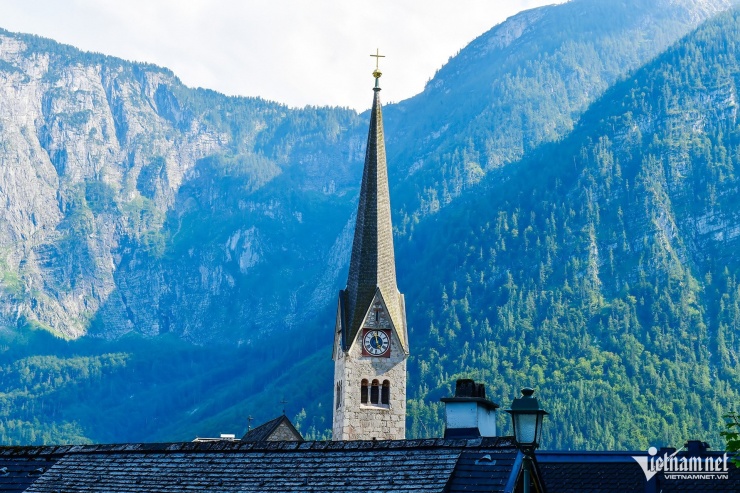 Thị trấn Hallstatt rộng gần 60km2, thuộc quận Gmunden, phía tây nam hồ Hallstattersee và sườn dốc của ngọn núi Hoher Dachstein thuộc vùng Salzkammergut.&nbsp;